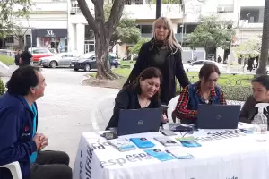 Miembros del Ministerio de Trabajo informan sobre los programas que ofrece la entidad: dias y horarios