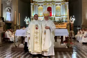 In�dito: un suboficial de la polic�a fue ordenado sacerdote
