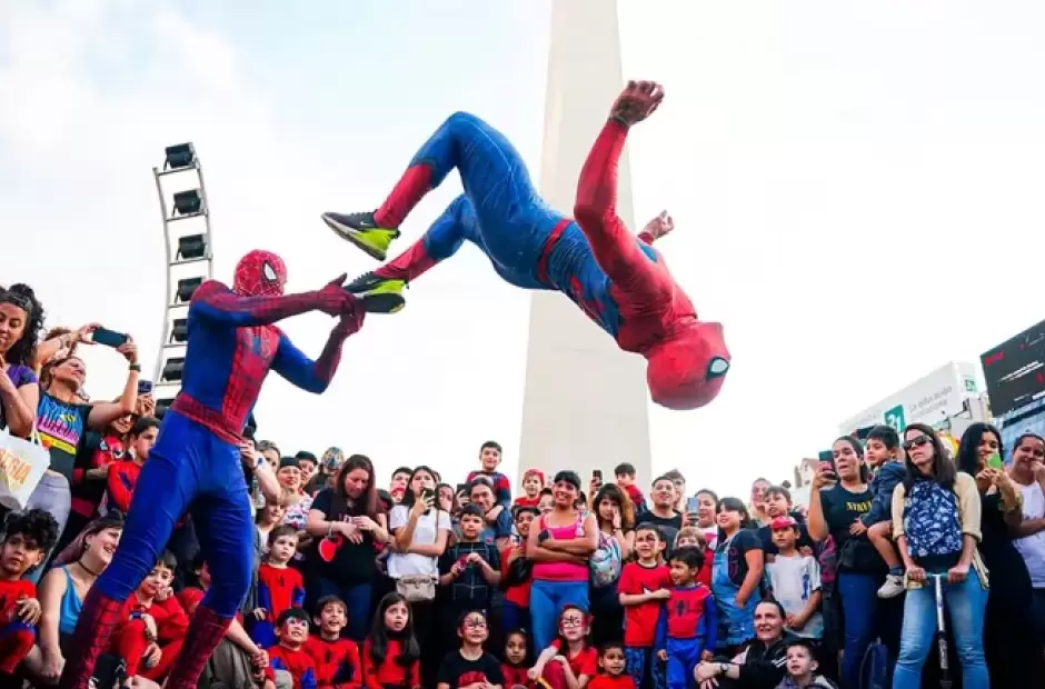 Masiva convocatoria de Spiderman en el Obelisco. (Gentileza Infobae)