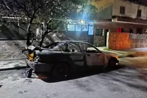 Un automvil se incendi en el sur de la ciudad Capital
