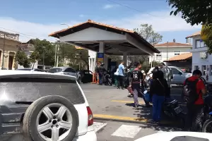 Faltante de nafta: De la resignacin de la espera, a la carga de bidones "para tener reserva"