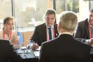 El Gobierno negociar un aumento del 10% con las petroleras