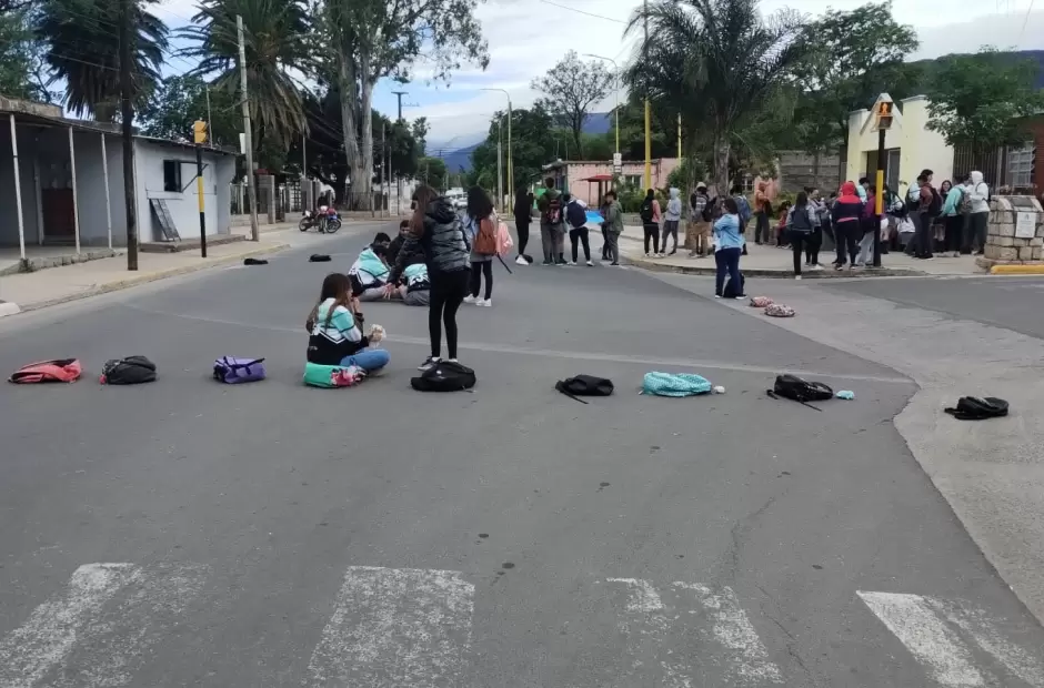 Alumnos cortando la ruta