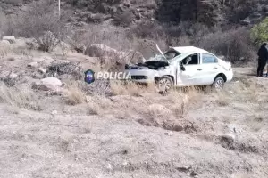 Catamarqueos resultaron lesionados tras desbarrancar en La Rioja
