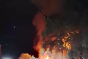 Tremendo incendio consume una vivienda en San Isidro