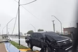 Una camioneta choc contra una columna de energa elctrica