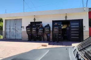 Tras allanamientos simultneos, recuperan moto partes y secuestran armas de fuego