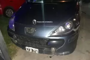 Choc, trat de escapar de la polica y termin impactando contra un portn