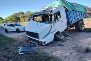 Un camin se qued sin frenos mientras bajaba la Cuesta del Totoral