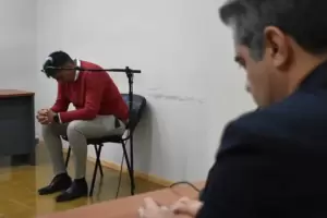 Condenaron a un polica por liberar a un detenido a cambio de un asado