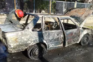 Auto se incendi y fue consumido por las llamas