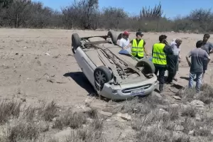 Impactante vuelco en Capay�n: la conductora se salv� de milagro