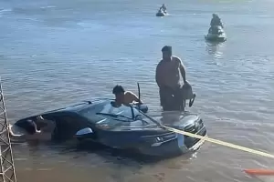 Por un mal clculo, una camioneta termin sumergida en el Dique Las Pirquitas