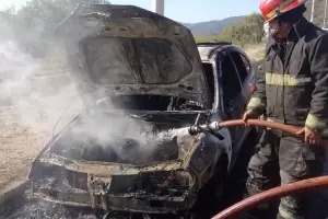 Se incendi un auto en la Quebrada de Moreira