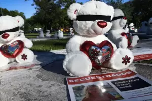 Instalan 30 osos de peluche con los nombres de los nios secuestrados por Hamas