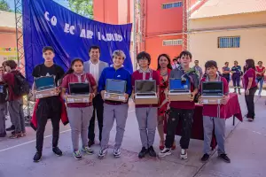 Entregaro netbooks a 106 alumnos de la Secundaria N84 de La Viita