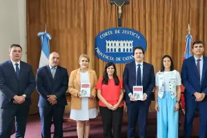 Guillermo Daz Martnez entreg el libro Derechos Humanos, Fundamentacin y Derecho Jurdico a la Biblioteca de la Corte
