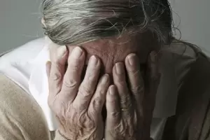 Un joven fue aprehendido por golpear a su abuela en Capital