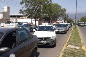 Taxistas y remiseros contra UBER cortaron frente a Casa de Gobierno