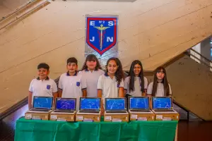 Educacin entreg 308 netbooks a estudiantes de la Secundaria N3