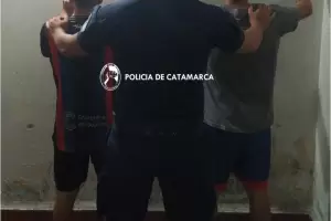 Detienen a dos arrebatadores de celulares