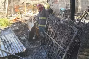 Quemaba basura y termin generando un incendio en su vivienda