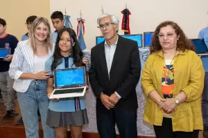Entregaron 318 netbooks a estudiantes de la escuela ENET N 1