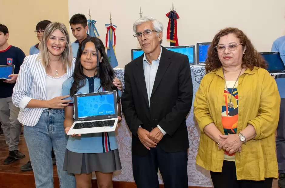 la ministra centurion entreg netbooks enet n 1