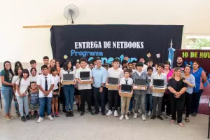 Educacin entreg 42 netbooks a alumnos de la Escuela Secundaria N52