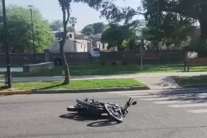 Motociclista choc con un taxi y termin lesionada