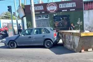 Colectivo provoc un choque en cadena con un contenedor