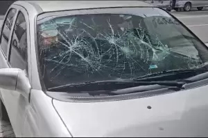 Tras ver a su ex con su novia, destroz su automvil en las afueras del boliche