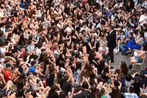 Massa cerr� su campa�a ante estudiantes de una escuela porte�a: "La mayor utop�a es defender la igualdad de oportunidades"