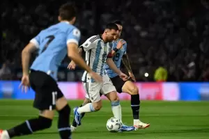 Argentina cay 2-0 ante Uruguay en La Bombonera y perdi el invicto