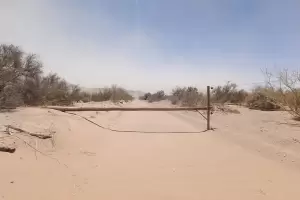 El zonda en el Oeste provincial provoca cada de postes de tendido elctrico