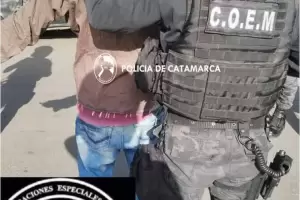 Detienen a dos hombres por atacar a su madre y a su pareja en Capital