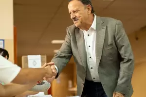 Quintela de amagar a renunciar a felicitar a Milei