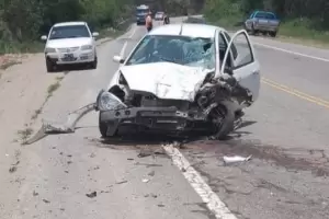Un auto choc una motocicleta en la Cuesta del Totoral