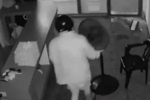 Video: Delincuente ingres a un comercio, se llev el ventilador, y qued filmado