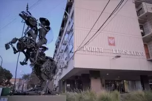 El Ejecutivo impulsa eliminar las Paso y ponerle techo a los sueldos de funcionarios