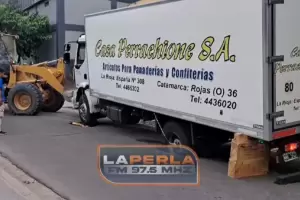 Un camin se hundi en el pavimento y qued atascado