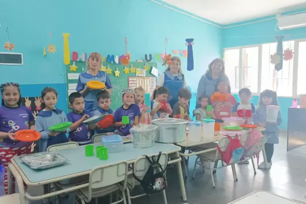 Educaci�n entreg� elementos de cocina al JIN N�27 de Ambato