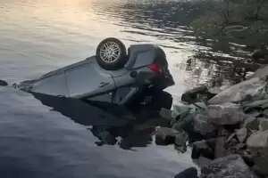 Un joven falleci en un grave siniestro vial: su auto termin en un lago