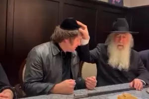 Milei particip� de una ceremonia jud�a y recibi� la bendici�n del rabino David Pinto Shlita
