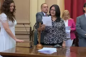 Una diputada de Salta se puso el vestido de novia para asumir su banca