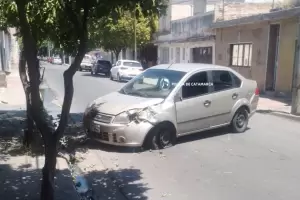 Perdi el control y choc contra un rbol en Capital