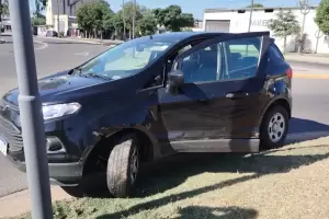 Perdi� el control y termin� chocando contra un poste de luz