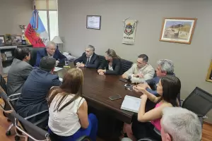 Magistrados se reunieron con Dusso en la Legislatura y afuera protestan los trabajadores