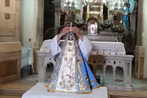 La Virgen del Valle ya luce el nuevo manto para estas fiestas