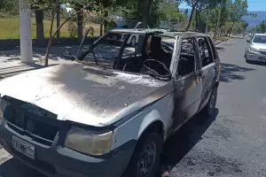 Por un encendedor, se prendi fuego un auto y gener pnico en el centro capitalino